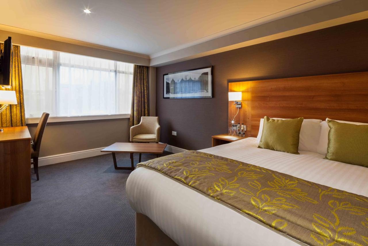 Cresta Court Hotel Олтринкам Екстериор снимка