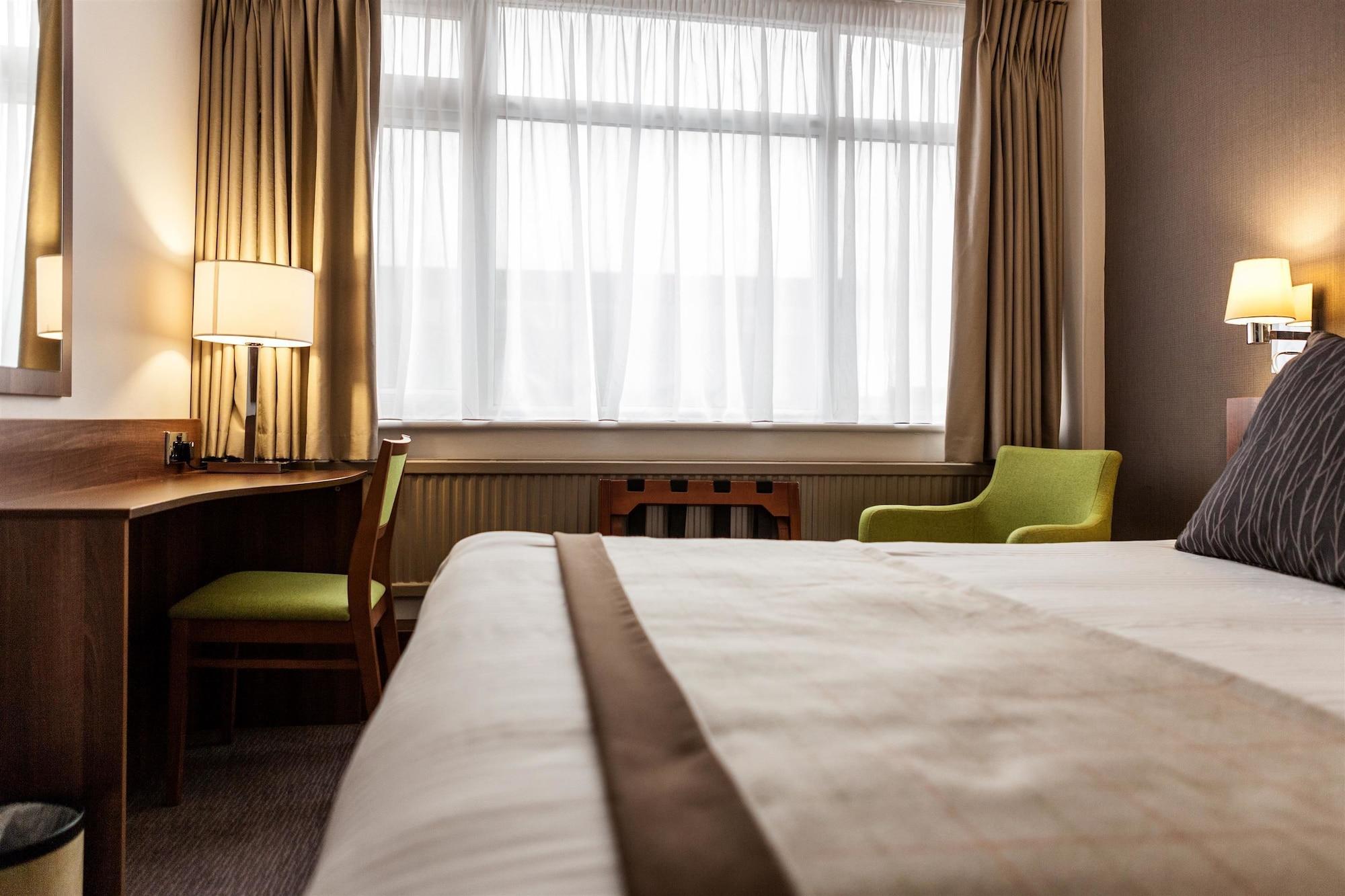 Cresta Court Hotel Олтринкам Екстериор снимка