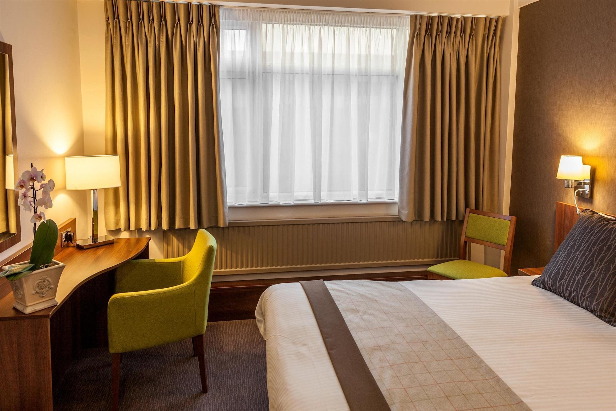 Cresta Court Hotel Олтринкам Екстериор снимка