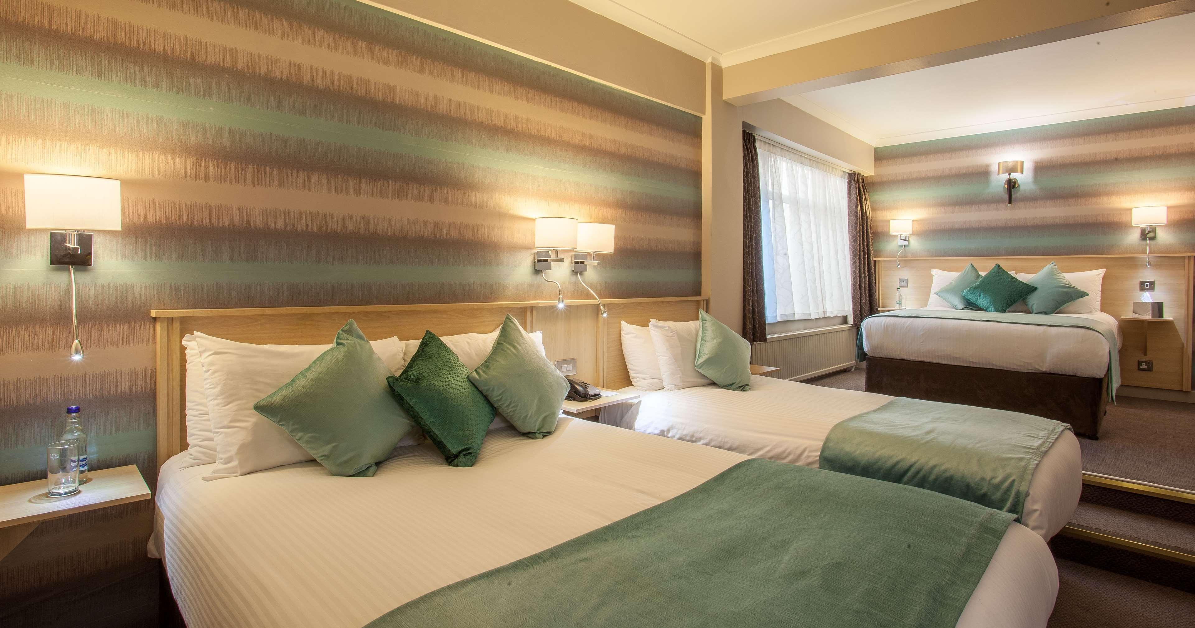 Cresta Court Hotel Олтринкам Екстериор снимка