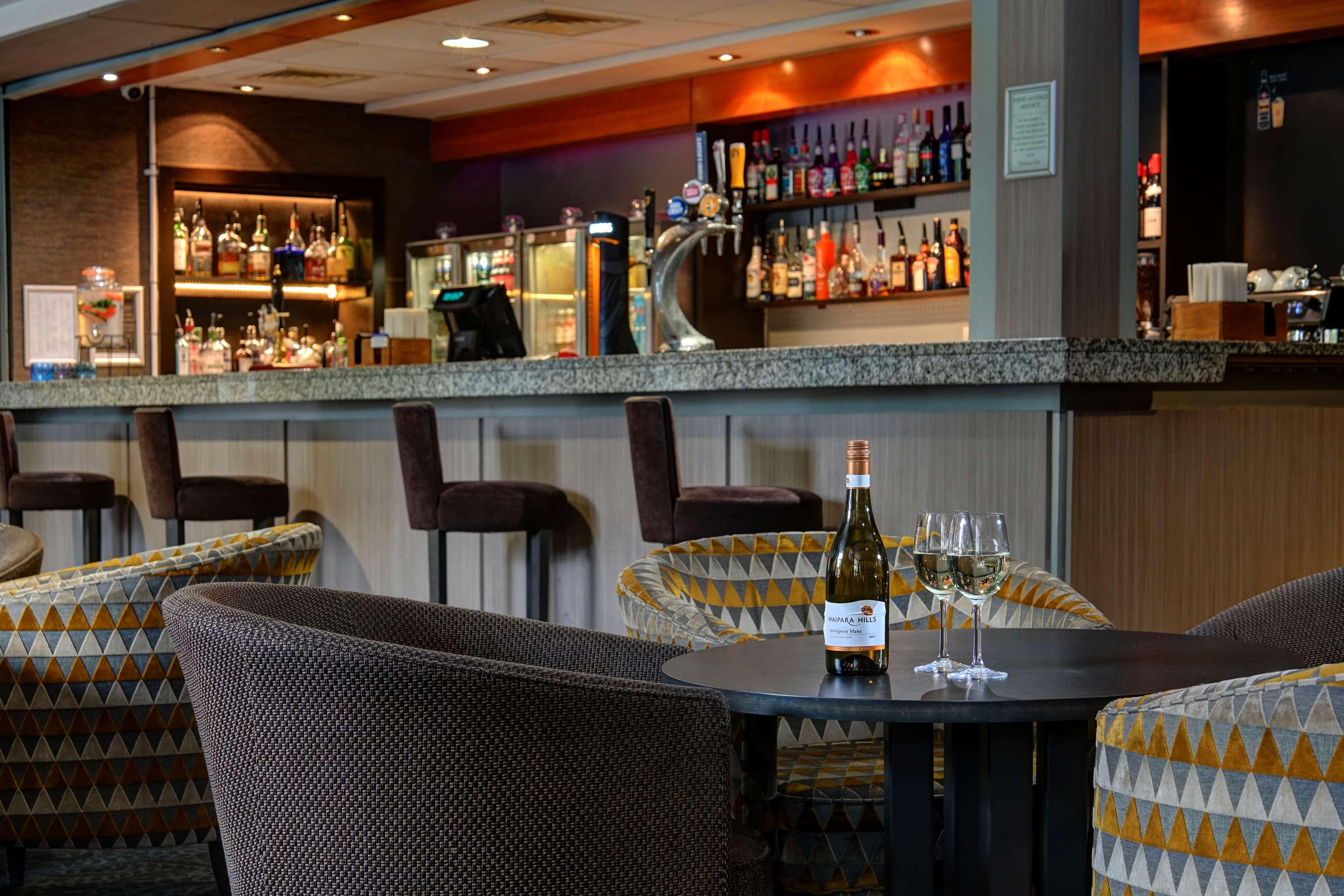 Cresta Court Hotel Олтринкам Екстериор снимка