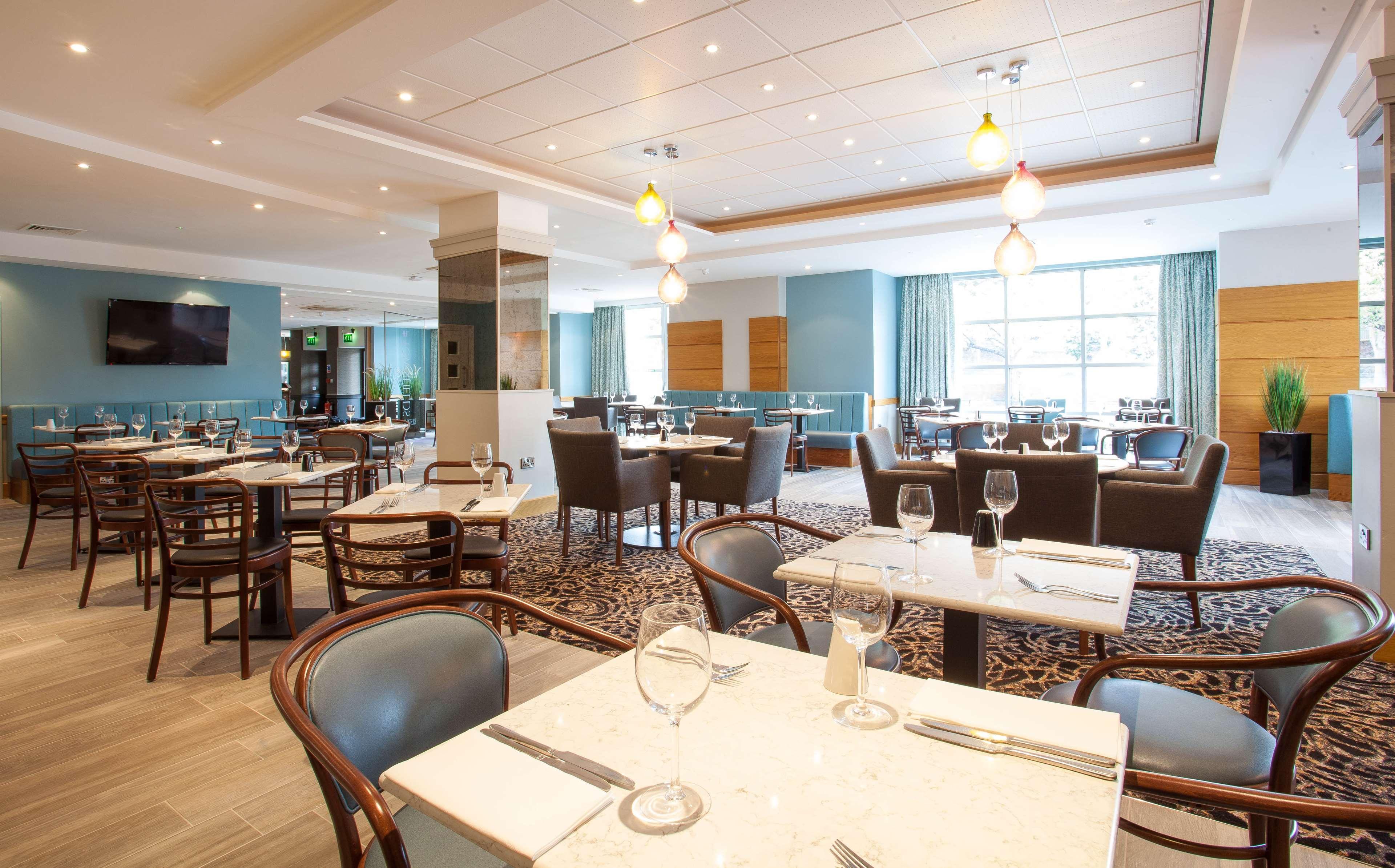 Cresta Court Hotel Олтринкам Екстериор снимка