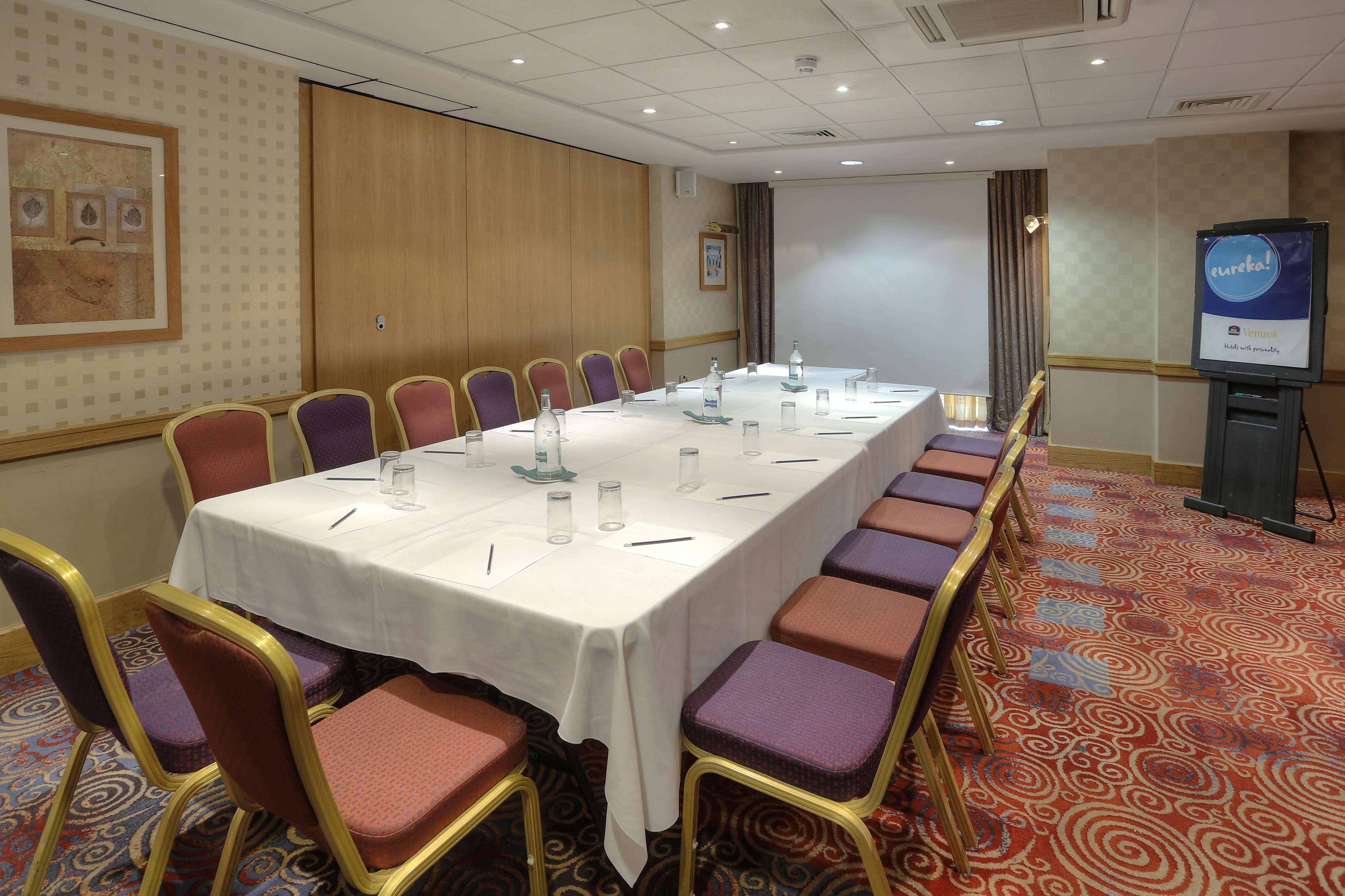 Cresta Court Hotel Олтринкам Екстериор снимка
