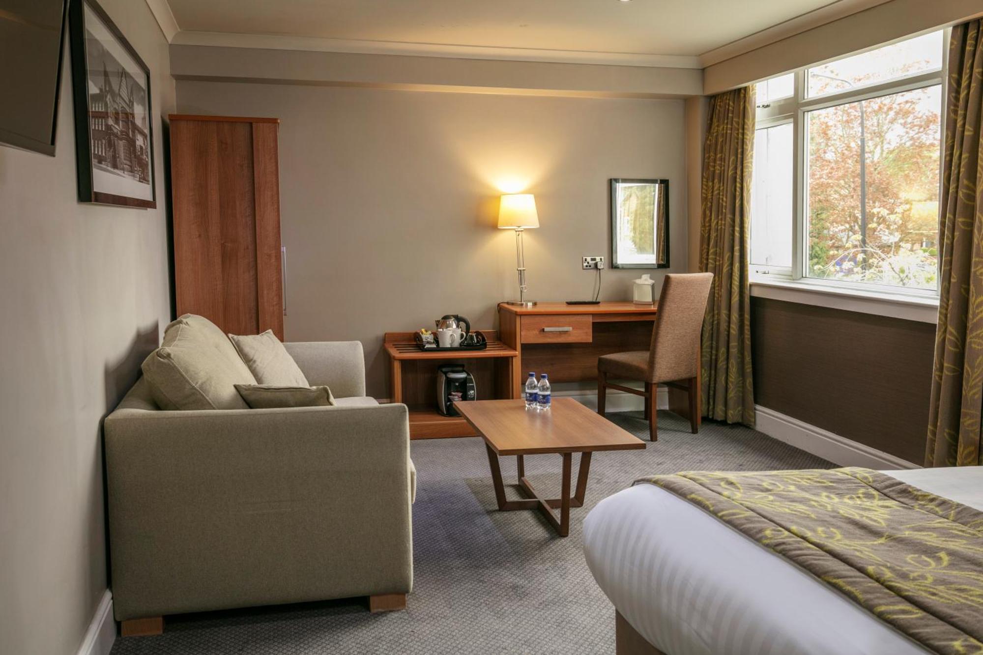 Cresta Court Hotel Олтринкам Екстериор снимка