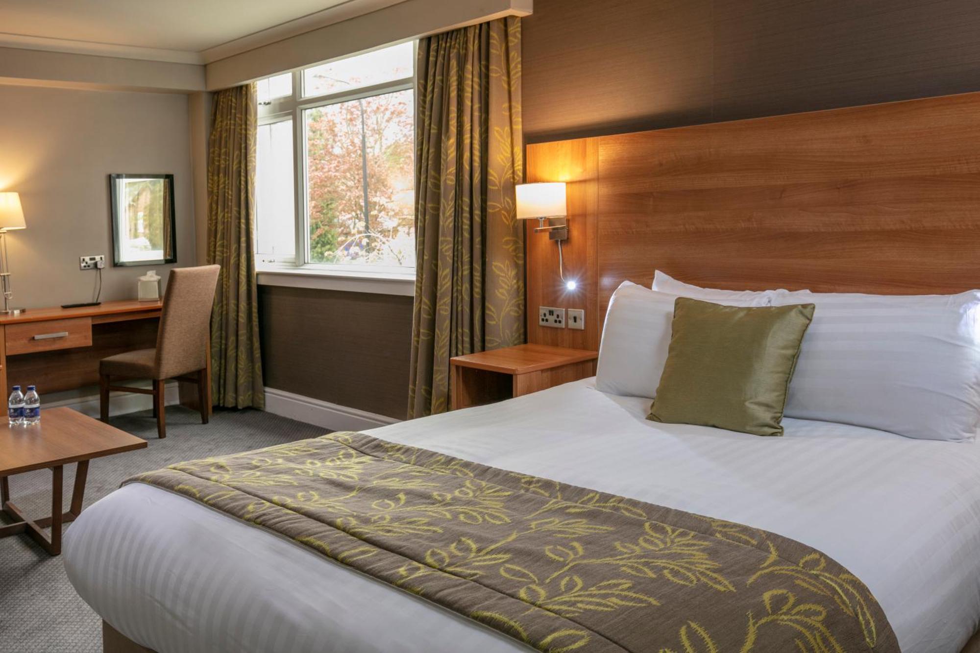 Cresta Court Hotel Олтринкам Екстериор снимка