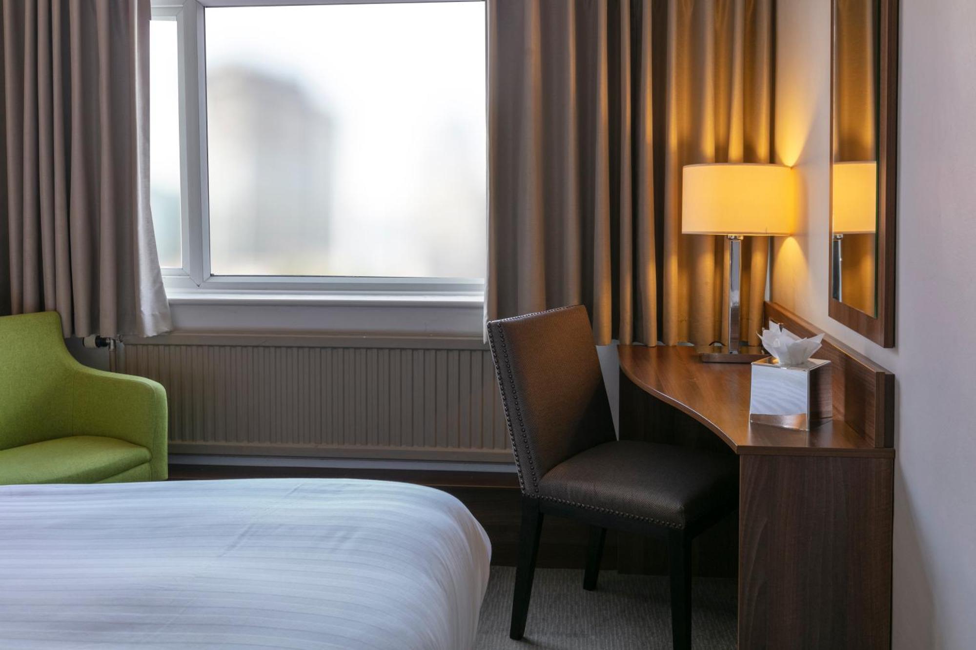 Cresta Court Hotel Олтринкам Екстериор снимка