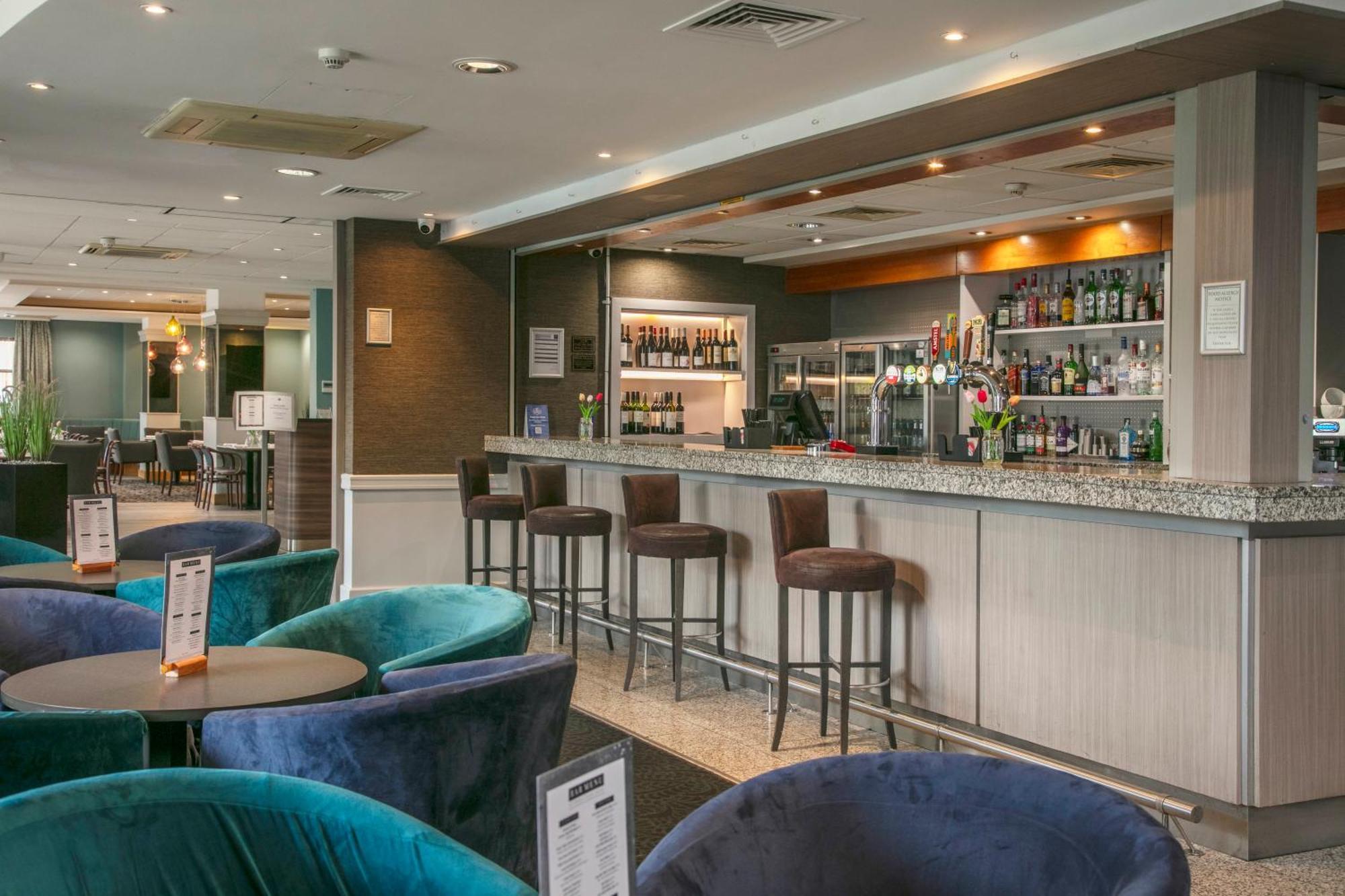 Cresta Court Hotel Олтринкам Екстериор снимка