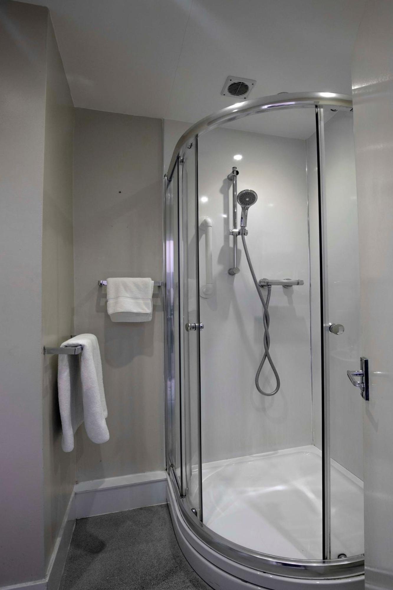 Cresta Court Hotel Олтринкам Екстериор снимка