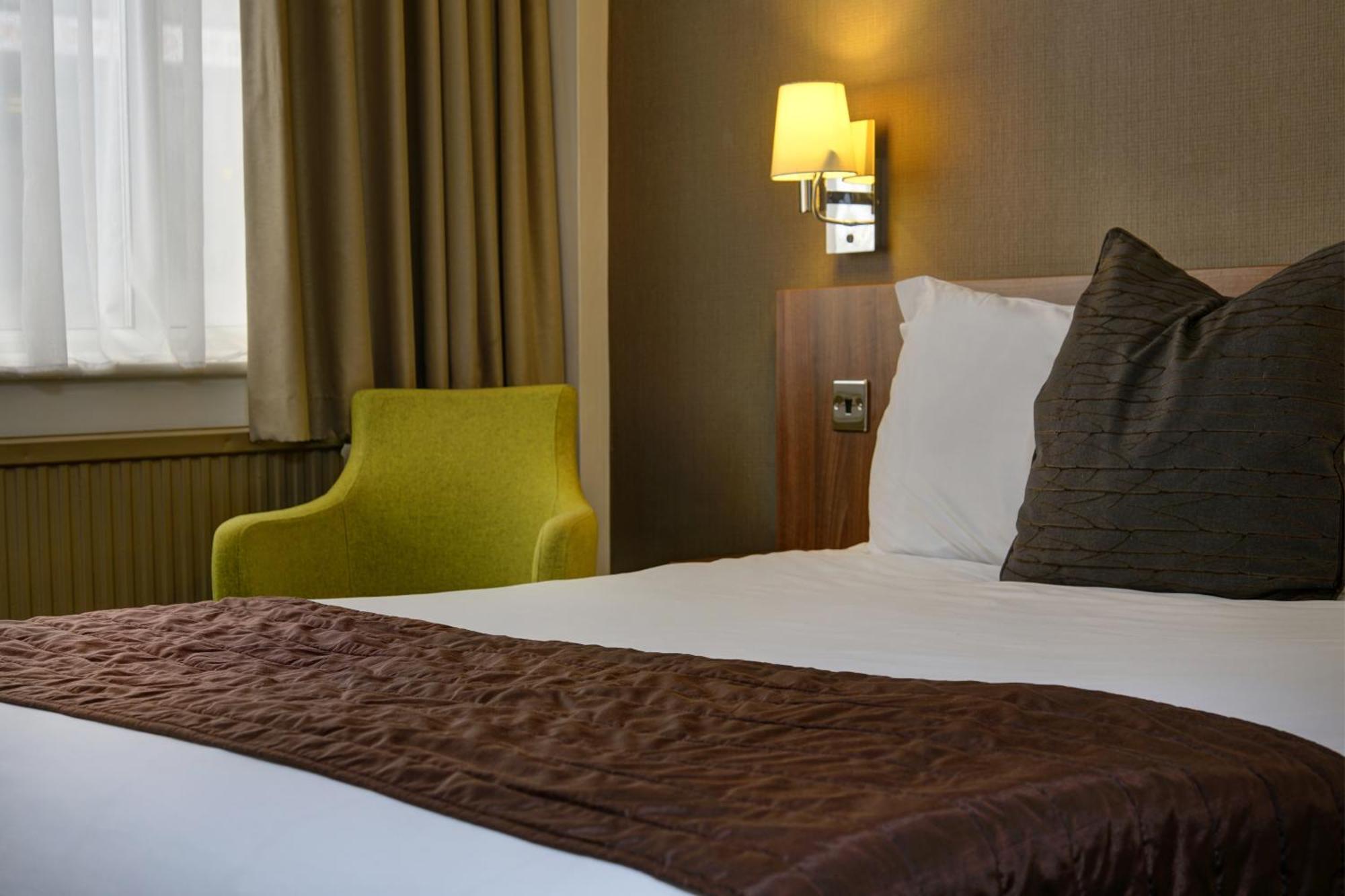 Cresta Court Hotel Олтринкам Екстериор снимка