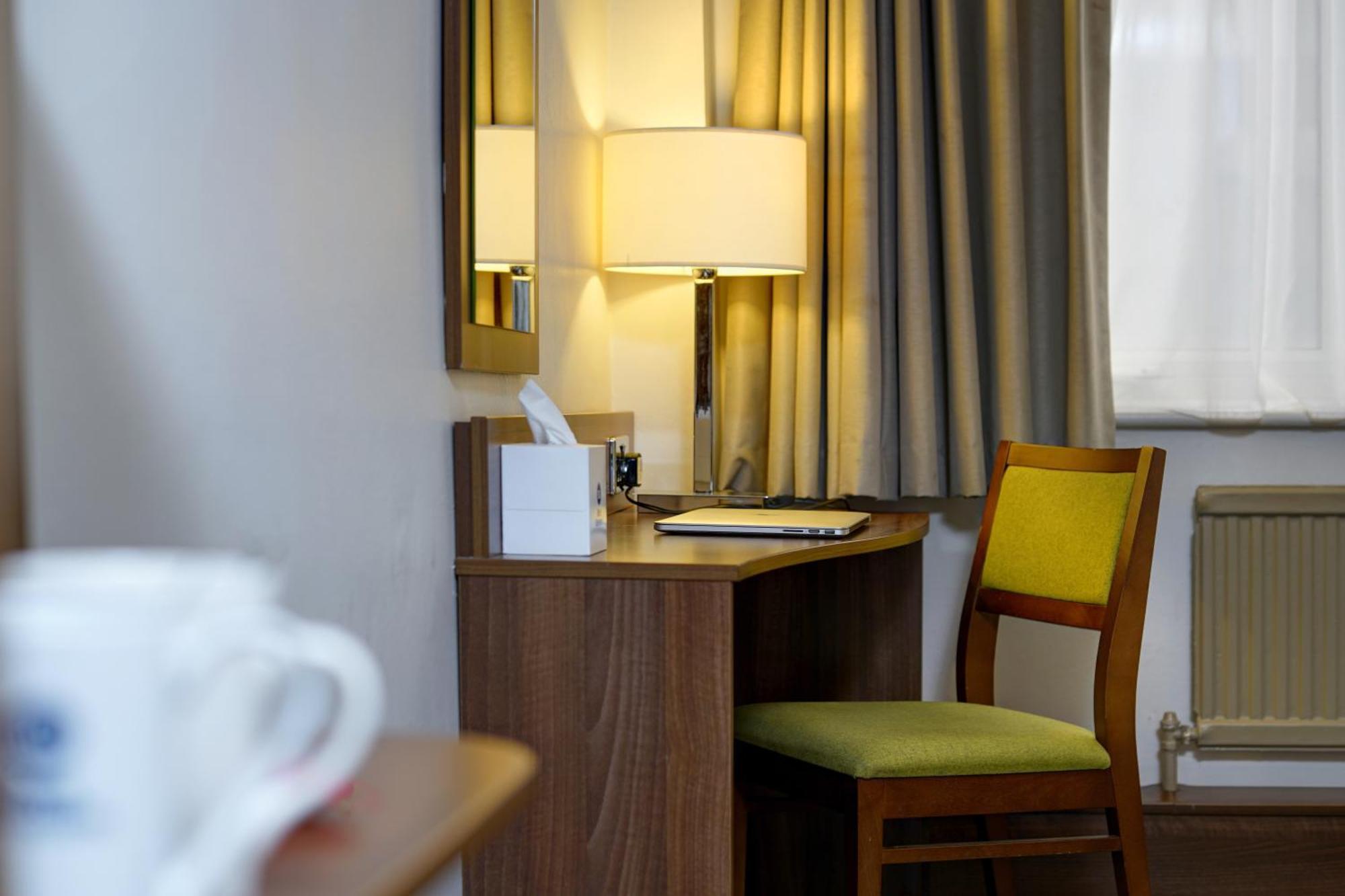 Cresta Court Hotel Олтринкам Екстериор снимка