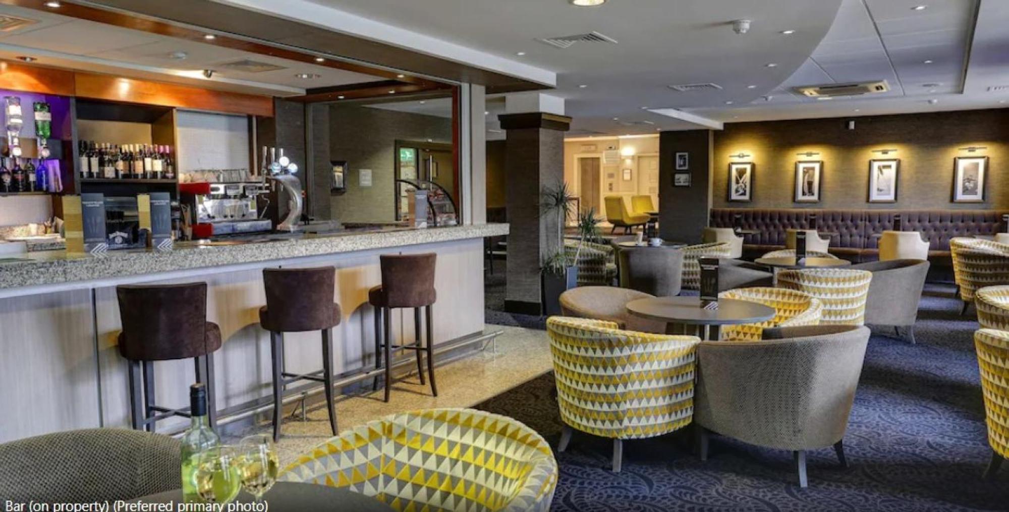 Cresta Court Hotel Олтринкам Екстериор снимка