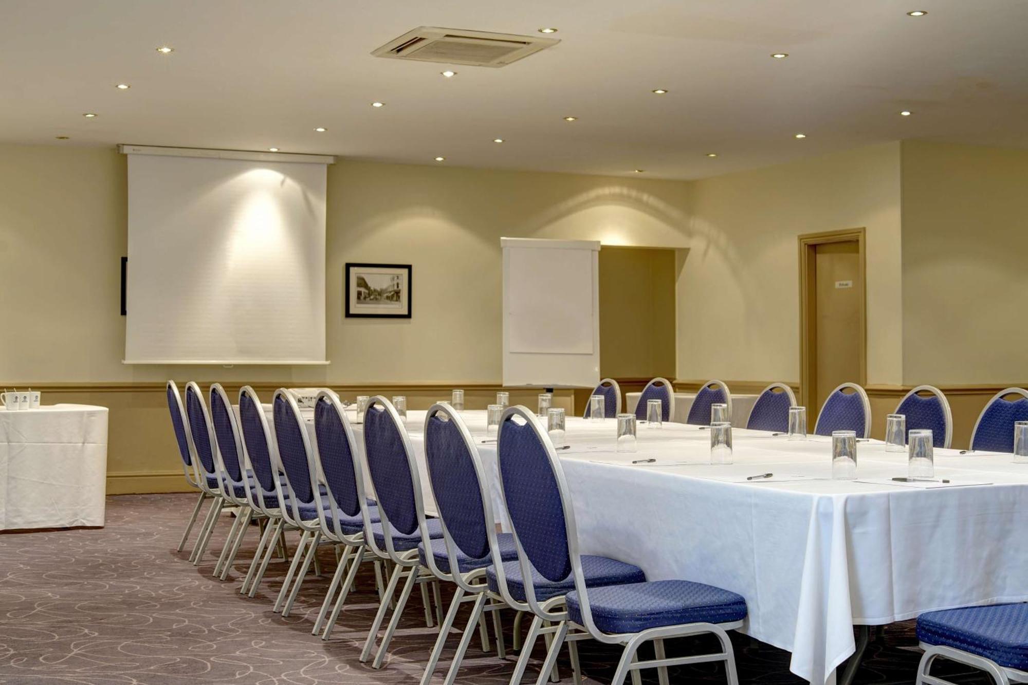 Cresta Court Hotel Олтринкам Екстериор снимка