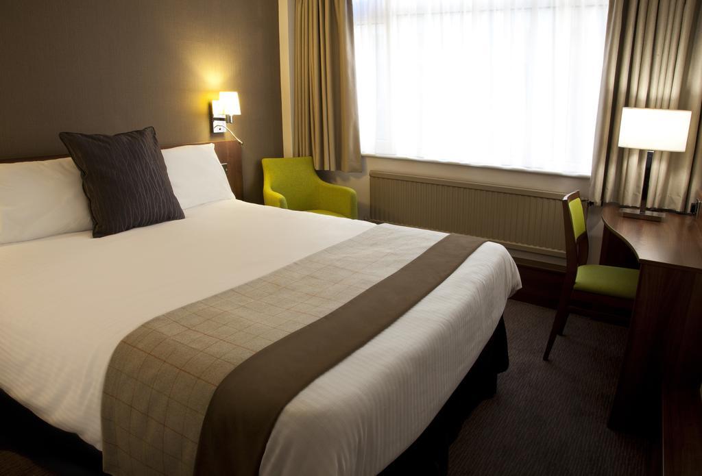 Cresta Court Hotel Олтринкам Екстериор снимка