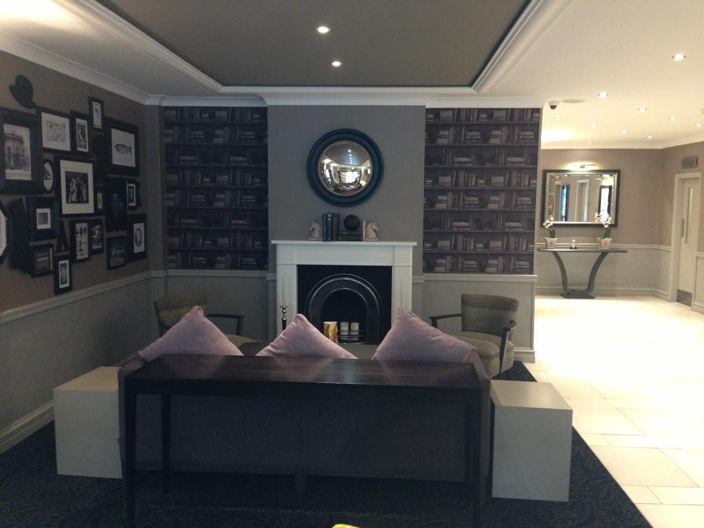 Cresta Court Hotel Олтринкам Екстериор снимка