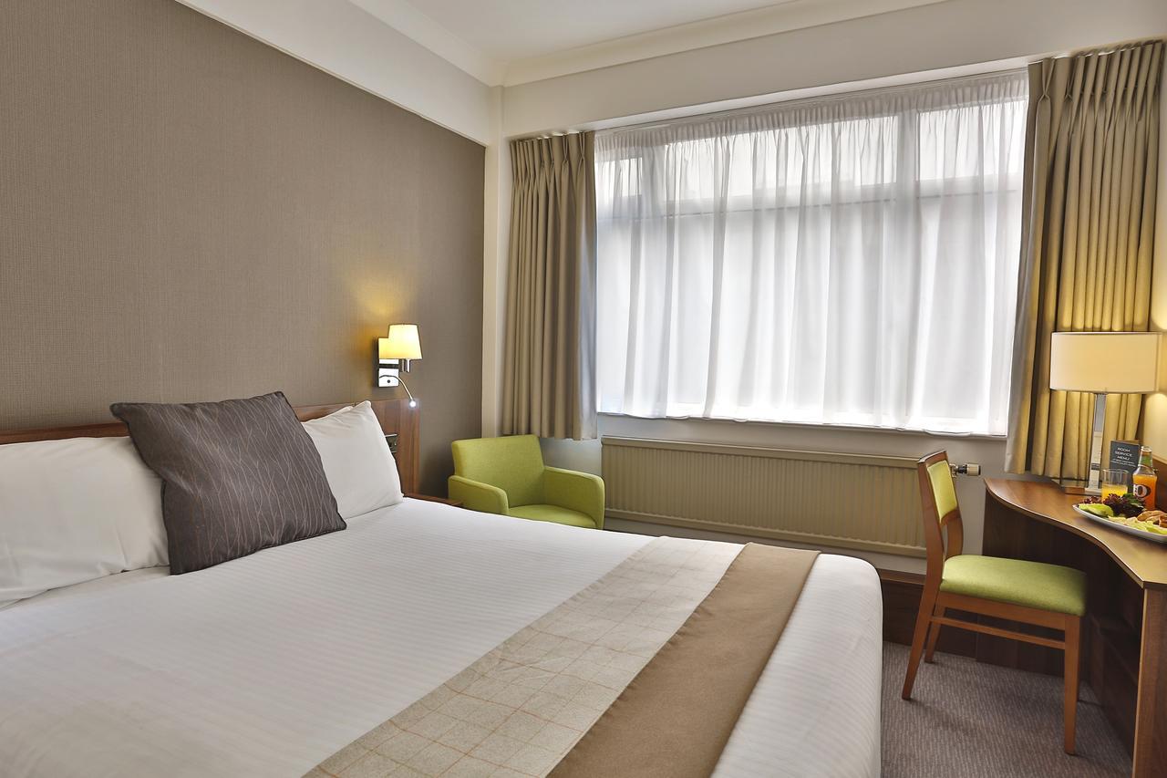 Cresta Court Hotel Олтринкам Екстериор снимка