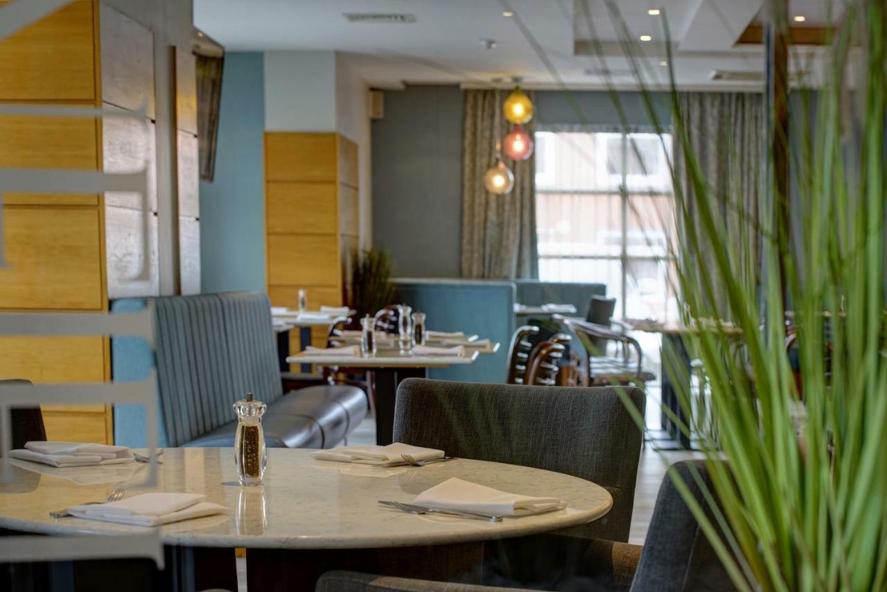 Cresta Court Hotel Олтринкам Екстериор снимка